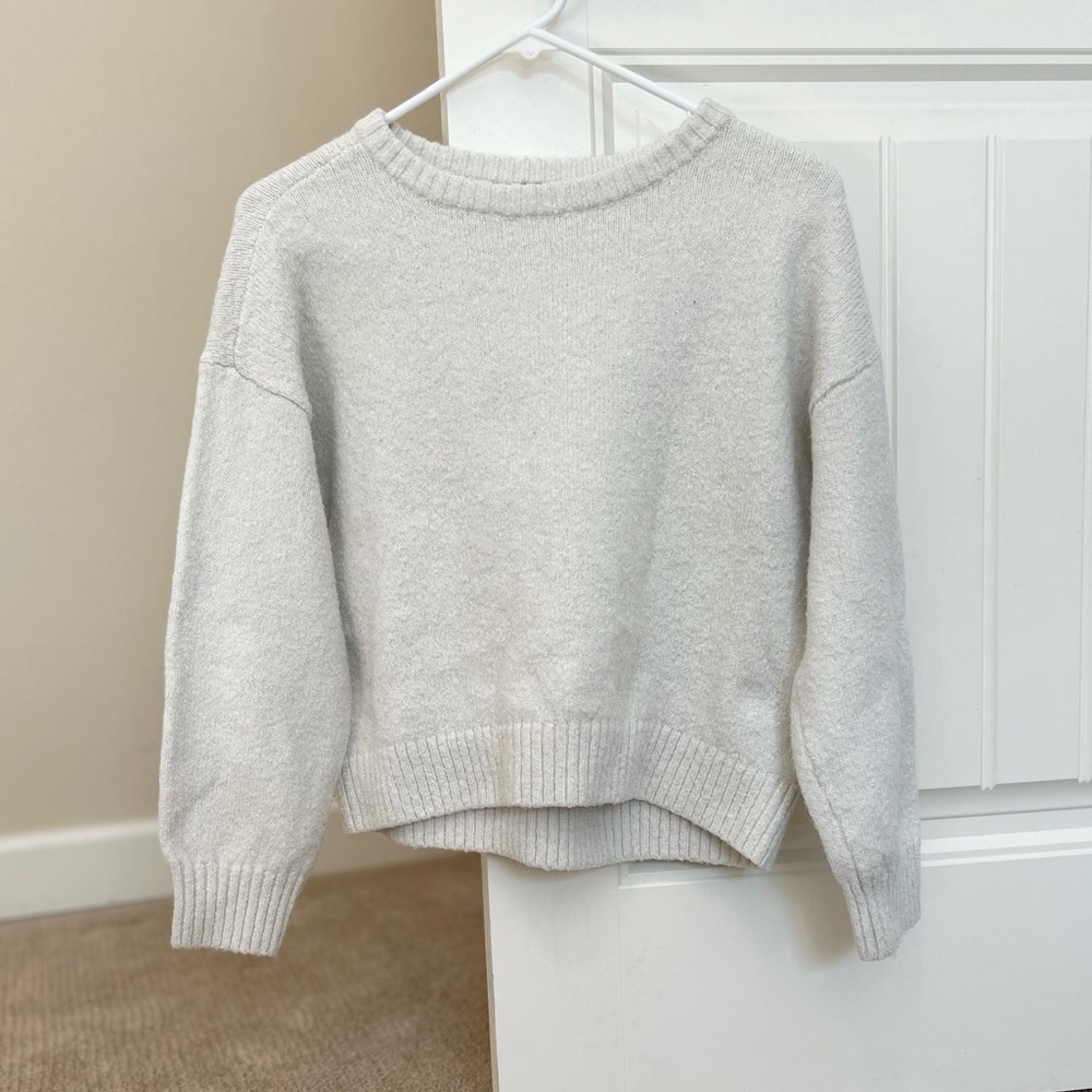 Old Navy white crewneck sweater Sz XL (14-16Y)